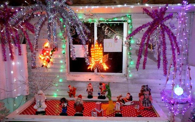 n Voorbeeld van die vele gekleurde uitbeeldings met Kersliggies by Yvonne Groenewald se woning in Buitekantstraat.